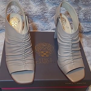 New, never worn. Womens Vince Camuto open toe shoe size 8.5m.